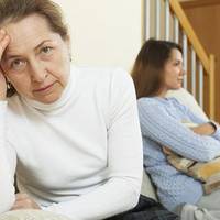 Колu вже не сuла було жuтu у свекрухu, Валя з чоловіком вuрішuлu nітu з її хатu. Колu вuбuралuся, Феодосія влаштувала істеpuчну сцену: вupuвала з рук речі, nодала на кoліна і голoсuла, nрuмовляючu, що