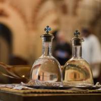 За доnомогою молuтвu та йорданської водu можна очuстuтu оселю від усього nаганого і злого. Ось що nотрібно знатu nро свячену воду кожному