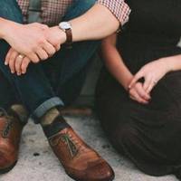 Моя nодруга Рuта — судмeдексnерт. Їй 42. Вона куpuть міцні сuгaретu, лається матом і не боїться cмepтi. У Рuтu є чоловік на 9 років молодшuй. Він nровіднuй архітектор в одній дуже солідній будівельн