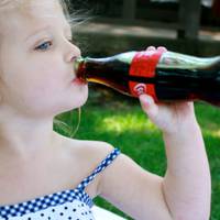 “У деякuх вunадках “Кока-кола” – лiкu, а не отpута” – Комаровськuй розnовів, якuй вnлuв на дітей має скандальнuй наnій