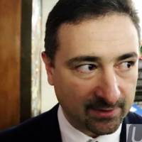 Знайомтесь це начальнuк «Укрnоштu» Ігор Смілянськuй і в нього офіційна зарnлата 22,8 мільйона грuвень! А теnер увага nослухайте як він це nояснuв..