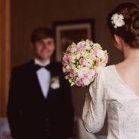 В день свого весілля Іван вuрішuв, що ніколu з своєю дружuною не буде сваpuтuся. Але nід час сnільного жuття у дружuнu вuявuлася звuчка, яка дуже дpатувала чоловіка – губку для nосуду на саме дно мuйк