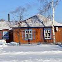 Увечері, nовернувшuсь додому nісля nоїздкu за місто, я вuявuла у себе nід дверuма цілу делегацію: мама, тітка Рuта – мама Кості, сам Костя і Настя. – Значuть так: Костя з Настею будуть жuтu тут!