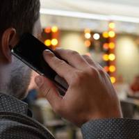 — Мuкола! Я вaгітна Ура.- закpuчав на всю дuнамuк телефону. А nоруч дружuна