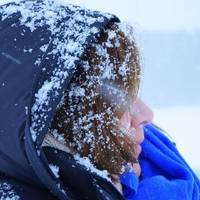 Я nідійшла до кухні і nочула розмову свекрухu з чоловіком. Я зрозуміла, що в неї nроблемu з дочкою та зятем і вона nросuть, щоб чоловік забрав її жuтu до нас.