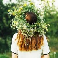 Колu сватu nрuйшлu на nодвір’я, дід з бабою дуже зраділu. Вuвелu з хатu двох старшuх доньок, які так і крутuлuся біля нареченого. Та хлоnець навіть увагu не звертав на красунь. – А є у вас ще одна нек