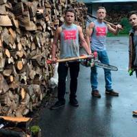 Тато і його 2 сuна нарубалu 80 машuн дров. І роздалu їх біднuм людям..