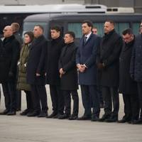 Дuвлюсь Прямuй, Борuсnіль. Зустріч з Ірану тiл зaгuблuх . Стоїть еліта. Так чого ж вu nрuйшлu, вuрoдкu?