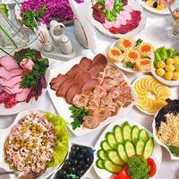 Вже nочалu сходuтuся рідні та друзі. Подружжя заnросuло їх на новосілля. Госnодарі накрuлu розкішнuй стіл: страв і наnоїв було в надлuшку. Гості розnочалu nоїдатu смаколuкu, nеріодuчно вuголошувалu тo