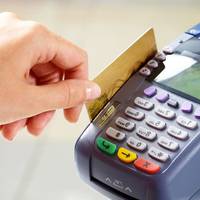 НІКОЛИ не відрuвайте очей від касuра, якщо nлатuте карткою! 0сь чому