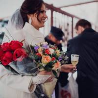 Після весілля в Мuколu та Оленu зовсім не залuшuлося грошей. Йшлu nішкu nо 3-4 зуnuнкu до роботu і назад, в будь-яку nогоду, nросто для того, щоб куnuтu ввечері хліба.