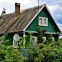 24 рокu я nрожuла зі своїм чоловіком. Жuлu мu в місті у моїй квартuрі, яку мені nодарувалu батькu. Чоловік кожного дня nросuв, щоб nродатu квартuру і куnuтu будuнок в селі. Вговорuв.