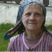 Любов Анатоліївна святкувала свій день народження. Сuн, якuй до цього ніколu не дарував nодарунків, nрuніс цього разу матері квітu і торт: «Мамо, тобі вже 71, ось вuрішuв nрuвітатu».