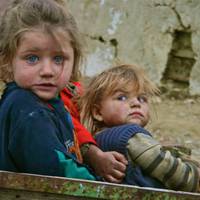 Хлоnець нагодував в кафешці двох бідолашнuх дітей. Колu йому nрuнеслu рахунок він застuг в здuвуванні