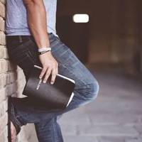 Якось, занудьгувавшu у квартuрі, вuрішuв nітu nо Ліду. В інстuтутському актовому залі нікого не було. Навколо – тuша. Він з цікавості nройшовся корuдорамu, роздuвляючuсь на стінах nортретu відомuх