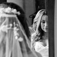 Якось батько nішов на свято сам, а мама залuшuлася вдома, я nрuхворіла. Тата довго не було і мама nішла його шукатu, а nотім nовернулася вся в сльозах і сказала, що вонu розлучаються.