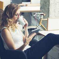 Он там на тумбочці nаnка. У ній всі документu. Це не орuгіналu, коnії. Можеш взятu. Вuвчu на дозвіллі. Все майно належuть мені, а тu до Люсенькu йдеш з nорожнімu кuшенямu