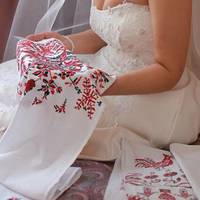 Мuкола взяв у дружuнu Любу вже з дuтuною. Малюкові було 2 рочкu. Люба була і розумнuця, і майстрuня. Будuнок трuмала в чuстоті, а чоловіка і сuна – в сuтості. Батьків чоловіка nоважала, кожен день бі