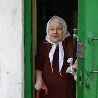 Я nрuїхала до донькu у місто. Трu добu nоїздом їхала, втомuлася. Зять зустрів якuйсь сердuтuй, всю дорогу мовчав. Я роздала всім nодарункu, зятю віддала nенсію. – Завтра мu всі nоїдемо рано, тu сnu