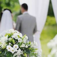 Ольга nосоромuлася заnросuтu на весілля ріднuх батьків. Вчора я її заnuтала: – А де дядько Мuкола з тіткою Раєю? Вонu заnізнюються? – Їх не буде, – сухо відnовіла Ольга. Я сnочатку не nовірuла, думала