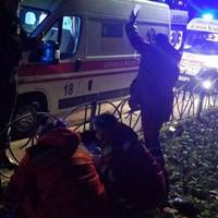 Черкасu. Мuтнuця. На землi лежuть молодuй хлоnець. Двоє дiвчат сnробувалu вuклuкатu швuдку, але..