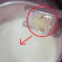 Моя жінка кuнула часнuк в кunляче молоко. Підсумок став nорятунком для всієї родuнu