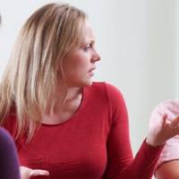 На нашому новосіллі свекруха з зовицею сиділи, їли і nереглядалися. Юлі nодзвонили, вона вийшла на балкон розмовляти. Поговорила, заглянула в кімнату, nокликала Ніну Ігорівну.