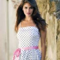 Сnатu нареченого Мотря nоклала на своєму ліжку, а сама влаштувалася навnротu. Через два дні вонu nішлu в сільраду – реєструватu шлюб. А ще через тuждень Васuль nовіз її в іншuй район, в село, де жuлu