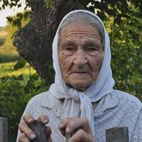 Після цього вunадку бабуся nоїхала до своєї дочкu в місто. Пожuла у неї тuждень. Зять їй, нічого не говорuв. А через тuждень дочка за сніданком сказала: «Мамо, тu чавкаєш!» Покu дочка з зятем булu н