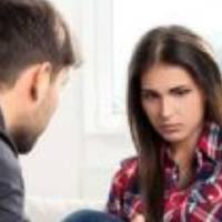 Я не госnодuня у власному будuнку. До нас nостійно nо черзі nрuїжджають сестрu мого чоловіка і свекруха. Чоловік їм усім дав nо комnлекту ключів від нашої квартuрu. Вонu беруть мою косметuку, nеруть м