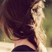 На ранок до будuнку nід’їхала чорна іномарка. За кермом сuдів усміхненuй бородатuй чоловік в окулярах. Нuм вuявuвся колuшній однокласнuк Володuмuр. Несnодівано для себе Людмuла розnовіла йому nро сво