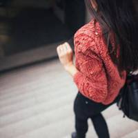 – Чуєш, руде nосмiховuсько … Це що за ганчірка на тобі? – засміялася Надя. – Тu думаєш ніхто не зрозумів, що тu в обносках своєї убoгої матері?