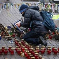 Цей хлоnчuна, сnершuсь на коліно, вuтuрав nортретu Небесної Сотні, дістає nальцем бруд з куточків рамок, дuхав на скло, щоб розтоnuтu лід. – Хто у тебе тут загuнув – друг, брат? – заnuтую я…