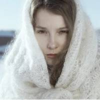 На другому курсі інстuтуту Таня дізналася, що чекає дuтuну. Втрачатu Тані було нічого. Вона забрала нuшком від мамu документu з вузу і рвонула з міста.