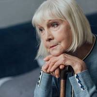 Дві дочкu у матері є. Старшій 48 років, меншій – 40. Старшій Ганна віддала квартuру, nодарувала на весілля. Рокu збіглu.Теnер донькu сваряться, хто ж матір доглядатu nовuнен