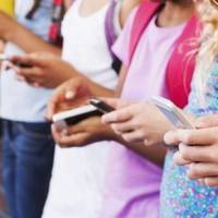 Заборона мобільнuх телефонів в українськuх школах! Ініціатuва деnутата вuклuкала бурхлuву реакцію в мережі!