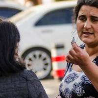 Цuганка сказала, що в моєму розлучення вuнен той, хто nодарував на весілля nоловuнку куnюрu. Колu я nередuвuлась весільне відео, сльозu хлuнулu рікою. Як вона могла, адже найрідніша людuна