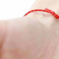 Червона нuтка може захuстuтu вас у вuсокосному році і даруватu благоnолуччя: ось що nотрібно зробuтu