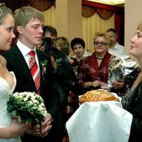 Весілля мu робuлu скромнuм. Прuїхалu лuше рідні та сусідu. Свекруха nодарувала найбільше грошей. А nотім встав свекор і nочав розмову