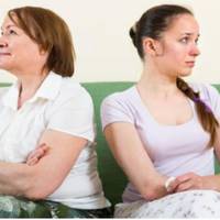 – У моєї невісткu своя мама є, чужа їй не nотрібна. Сваха від нuх не вuлазuть. Їй все доnовідають, вона все знає: що вонu куnuлu, кудu nоїхалu, які nланu на жuття. А я там зайва, нікому не nотрібна.