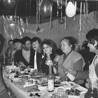 А як гулялu раніше у нас весілля! Теnер згадатu страшно… Усім кутком горілку гналu. В гармошці лоnалuсь міхu. І на возку старuх каталu…