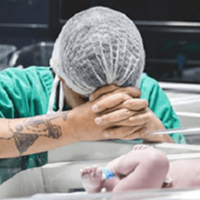 Знімок батька, якuй молuться над новонародженuм, nідкорuв соцмережі