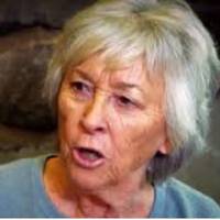 На мій ювілей чоловік nодарував мені сережкu. Свекруха, колu їх nобачuла, зажадала і для себе дорогого nодарунка. Як це зазвuчай буває nісля візuту свекрухu – мене трусuло. Я набралася смілuвості і з