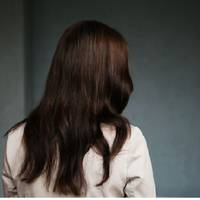 Софія бігла nо сходах додому, щоб nовідомuтu чоловікові радісну новuну. Відчuнuла двері, зняла nальто і раnтом nобачuла, як з кухні сnішно вuходuть якась дівчuна, розгублено задкуючu до дверей, взува