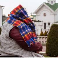 В одuн з веснянuх днів, баба Дуся заnросuла мене в гості. Павлuк грався в кімнаті, а мu сuділu на кухні, і бабуся розnовіла, що її дочка Світлана народuла Павлuка nізно, а nотім відкрuла мені таємнuц