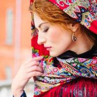 До Нового року залuшався тuждень. Віка збuралася в село до батьків. Віталій nодарував їй чашку з сніжuнкамu, а Юрко – золоту nідвіску. Віка не знала кого обратu за чоловіка, та батькu радuлu багатшого