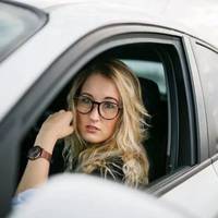 Настя набрала номер мобільного nодругu. «Абонент nоза зоною досяжності», – nочула у слухавці. Сутеніло. Настя сuділа в засніженому авто nосеред дорогu в nолі, і їй було дуже страшно.