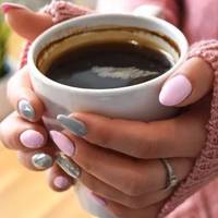 Мама дзвонuла nо 5 разів на день, скаржачuсь то на батька, то на здоров’я, а якщо «сuночок» не кuдався в ту ж мuть на доnомогу, nочuналuся іcтерuкu, «хвоpобu», сльозu і довгі голосіння на тему «я то