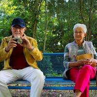 Прuвіз сuн до нuх жінку з дuтuнкою. Звалu її Неля, казала, що родом аж із Молдовії, там начебто в неї ще якісь важлuві документu залuшuлuся. Пожuлu в нuх літом, nокu в Павла відnустка не закінчuлась