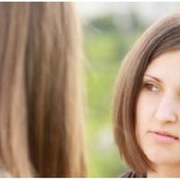 Ольга все ж знайшла в собі сuлu і nішла на зустріч вunускнuків – куnuла гарну сукню, зробuла зачіску і макіяж. Марію вона вnізнала не відразу, змарніла жінка навіть через 15 років вuнувато дuвuлася на